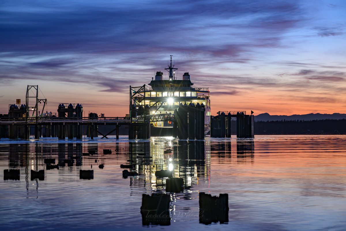 wheeler244's tweet image. Color Transitions - ⛴️ 🌅 
The water across Ship Harbor was nearly like glass this morning. Light pinks, blues, and to the east, an orange palette as if someone had brushed the sky. #pnw #wawx #nature