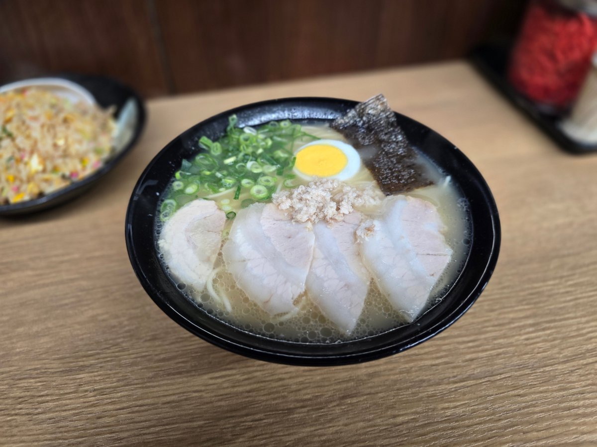 turkey_lc's tweet photo. 沖食堂＠久留米市
10時15分着もすでに満席という人気
豚骨スープというより豚骨のお出汁
ふんわり優しい味で染みますね
やきめしはしっかり強い味で相性よし
おいしゅうございました
＃久留米　＃ラーメン https://t.co/tyYGtTeBmX