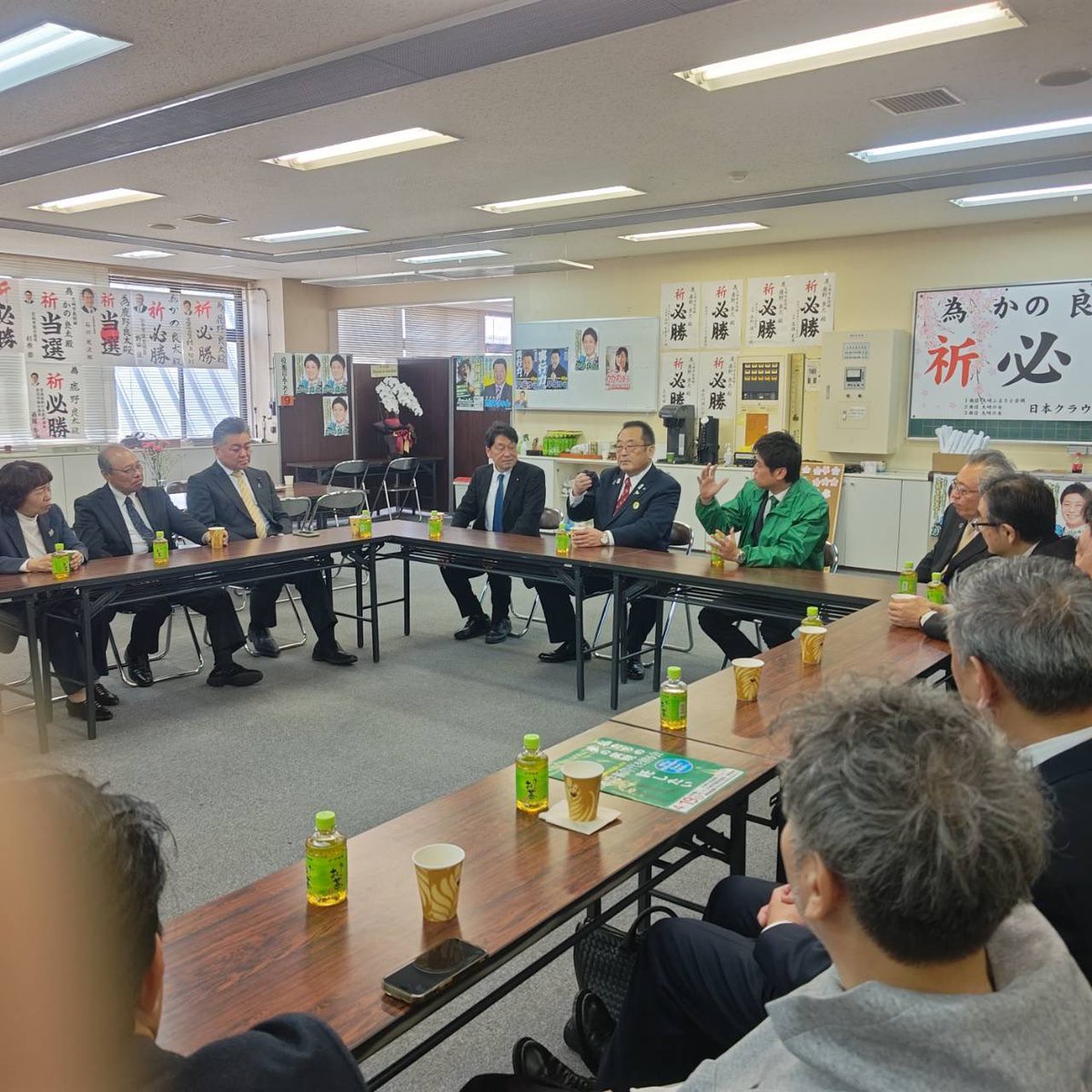 osakiXformation's tweet photo. 伊藤市長、小野寺五典代議士が激励に来て頂きました！
国と連動して市民生活を支えています。
頑張ります‼️
#大崎市 
#かの良太 
#鹿野良太
#小野寺五典
#子育て https://t.co/uBrVPymNxl