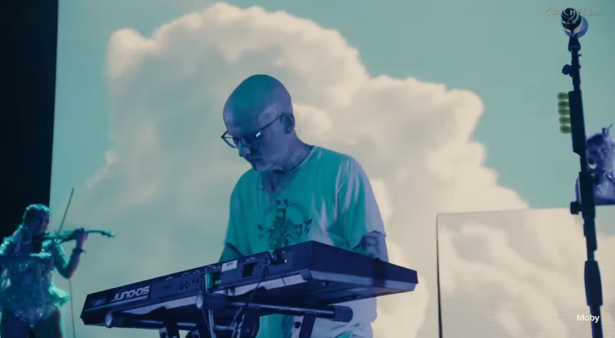 Agora de volta no palco Mojave com show do Moby , maluco sempre acompanhado de músicos monstruosos, focar o set nas músicas do "Play" é jogo ganho sempre

#moby #coachella #coachella2026

youtube.com/watch?v=HJVG2C…