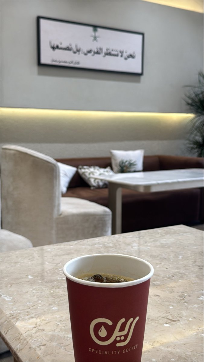 صباح الخير

نكبر ويكبر فينا الصمت وتستولي علينا الرغبة في العزلة يصبح حديث المرء لداخله أكبر مما يتفوه به مع الناس من حوله
يوقن أن مساحات الاختلاط تؤذي أكثر مما تنفع وأن نفسه لا تتحمل أذى إضافيًّا ليجاهد فيه ويصبر عليه
وأن يكفيه دائرته التي يأمنها ويرتاحُ لها،وأن عليه نفسه وخاصته