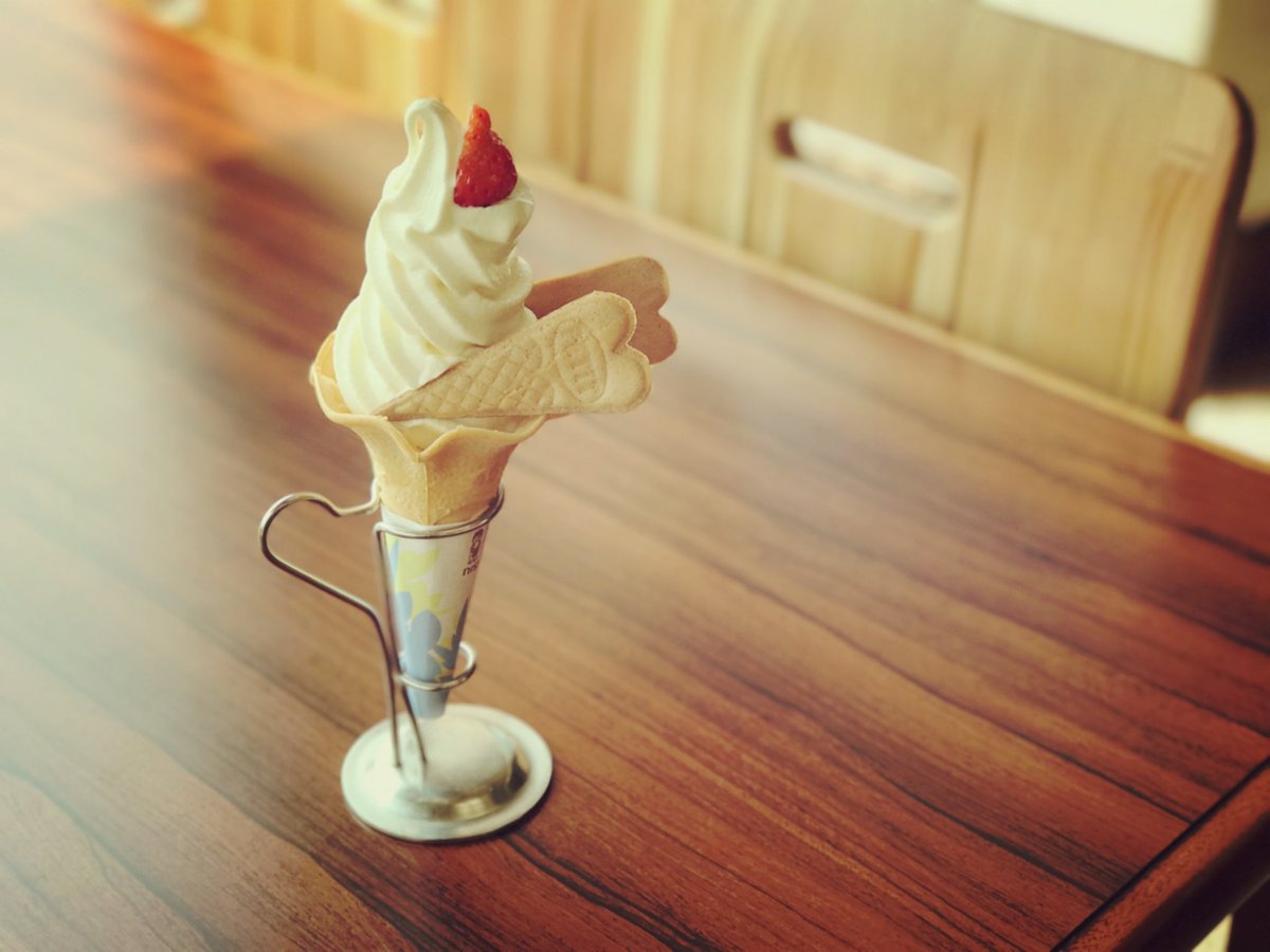 Fvpz0CrgDPTg7PE's tweet photo. 【売店からのお知らせ】

今年もソフトクリーム🍦の販売が始まりました！
売店にて販売しております。
尚、丹頂ソフトクリームはイチゴ🍓の入荷により提供できない時もございます。ご了承ください。

※写真は丹頂ソフトクリームになります。 https://t.co/Sn4oPwQxDm