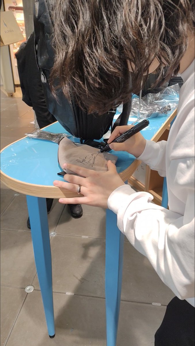 Aile105's tweet photo. 昨日はALPAKA×NOMANZ_GEARコラボのリュークさんトークショーに行ってきました。
楽しい裏話を聞きお土産はまさかのスリングバッグ。
さらにその場で購入したケプラーにリュークさんのサインいただきました。
ありがとうございました!
#alpakagearjp
#nomanz_gear
#howz https://t.co/foktixOc8h