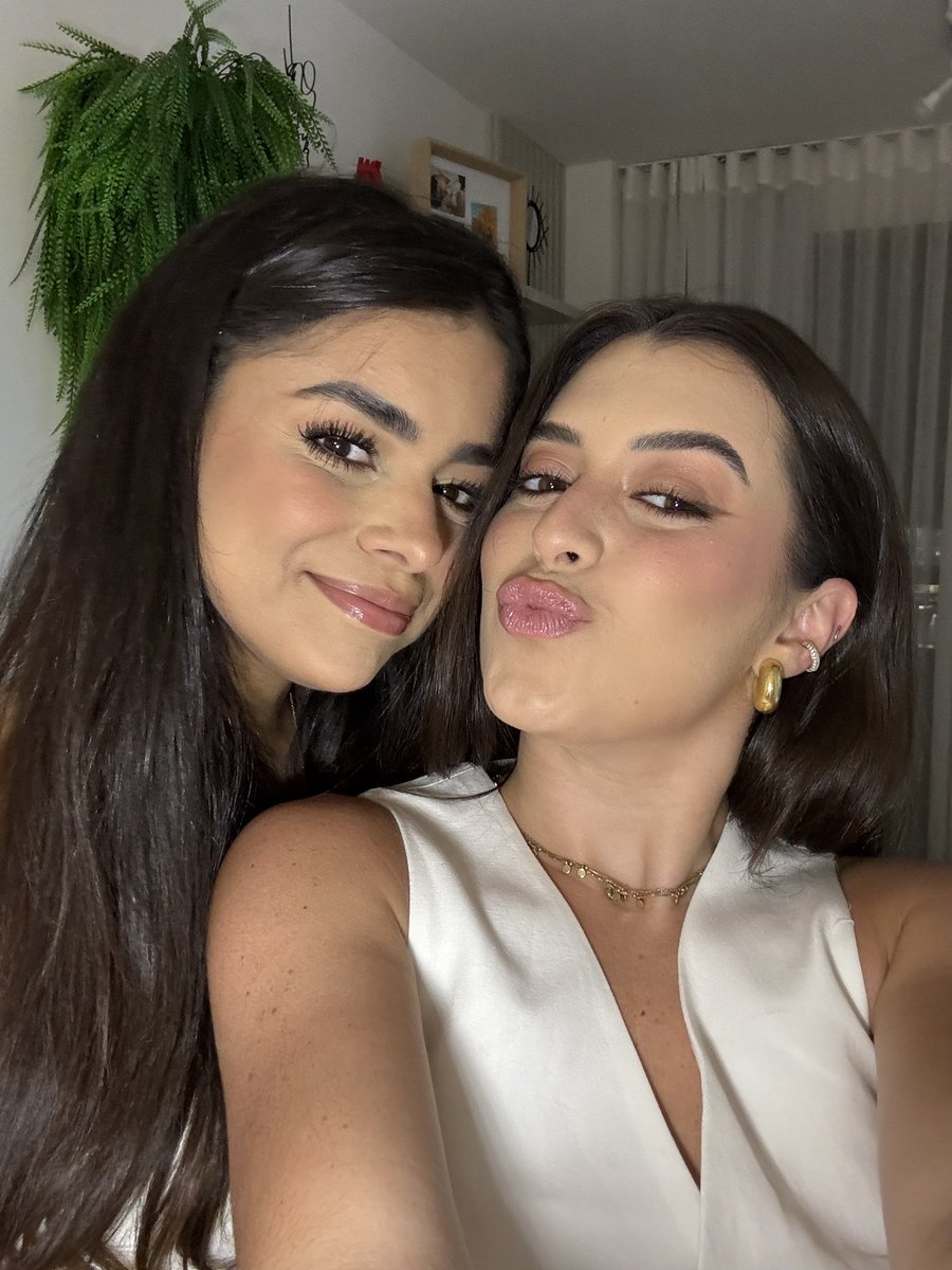 juusanchis's tweet photo. e da série de casal de patricinhas temos eu e minha namorada hihi 💘💘💘💘 https://t.co/bRzwb789Zo