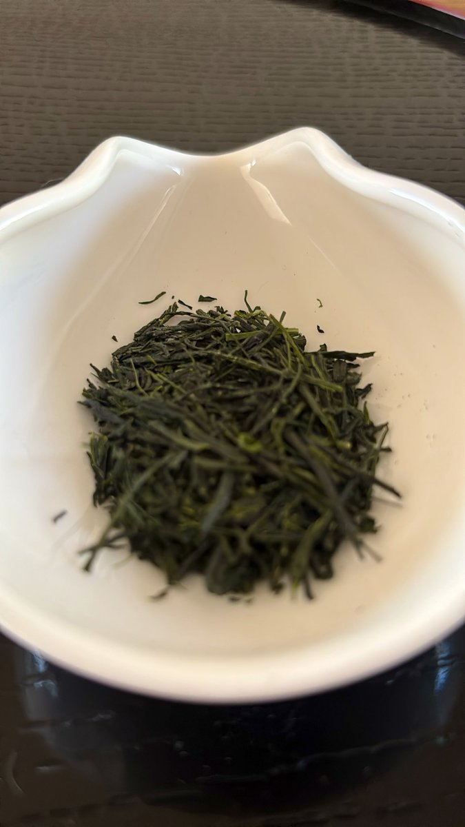 s_victorian's tweet image. 🫖お茶のうずまき屋 🇯🇵
     ブレンド煎茶　猪鹿蝶 🇯🇵🍵

煎茶ベースのブレンド緑茶

グレープフルーツの
キレの伴った清涼感

しっかりとした旨みと
ふっくらとした甘み

まるで初夏の新緑のような
淡い深緑の水色がまた美しい

#日本茶
#teatime
#木漏れ日のお茶会
#茶好連