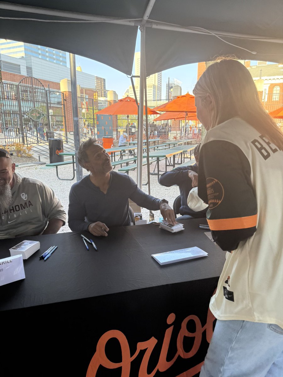 arielleleanne's tweet photo. met my favorite baseball player off all time. dreams really do come true 🥹🧡 https://t.co/VYXhB2y7VE