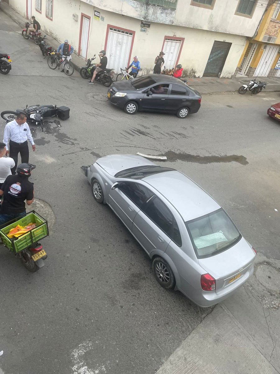 ForeroNilton's tweet photo. @GobAntioquia El 5 de abril en Sevilla, Valle, un compañero fue atropellado. Se presume que la responsable es una funcionaria de @PoliciaColombia en Antioquia que movió el carro y huyó. ¡Exigimos justicia! @DilianFrancisca @DirectorPolicia @FiscaliaCol @NoticiasCaracol @elpaiscali  #Urgente https://t.co/dDs6HXbtVI
