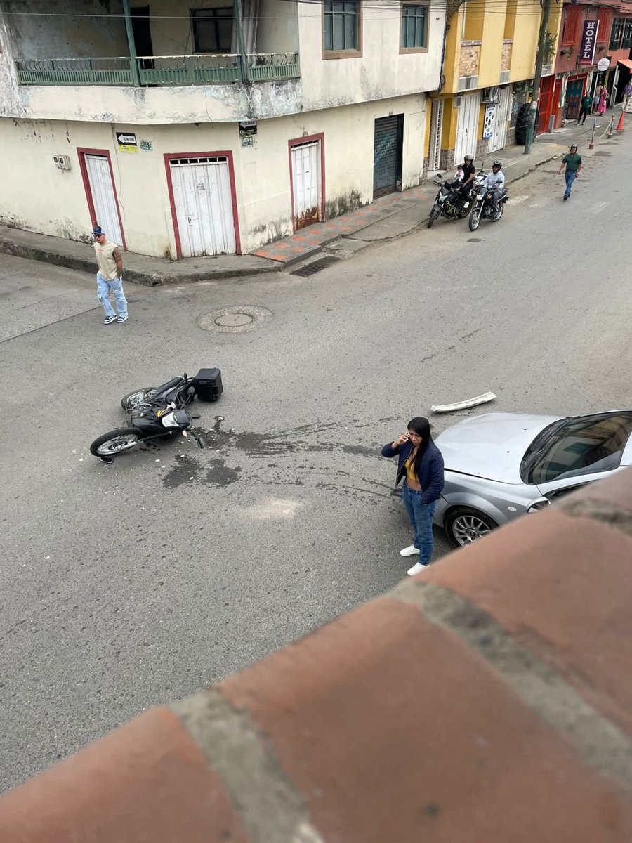ForeroNilton's tweet photo. @GobAntioquia El 5 de abril en Sevilla, Valle, un compañero fue atropellado. Se presume que la responsable es una funcionaria de @PoliciaColombia en Antioquia que movió el carro y huyó. ¡Exigimos justicia! @DilianFrancisca @DirectorPolicia @FiscaliaCol @NoticiasCaracol @elpaiscali  #Urgente https://t.co/dDs6HXbtVI