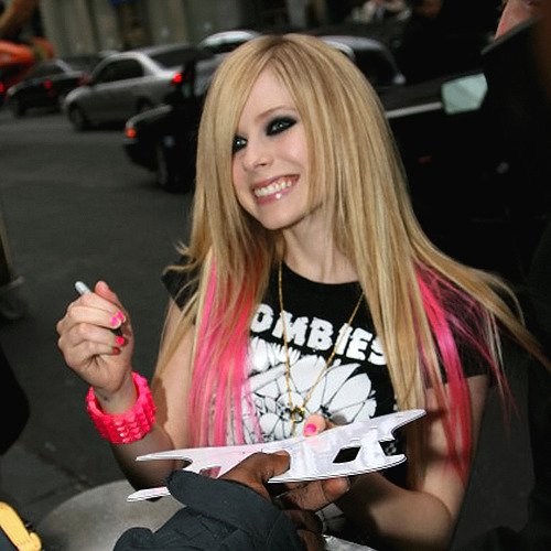 twkemeaway's tweet photo. avril lavigne in 2007 https://t.co/hI9NdSjuNU