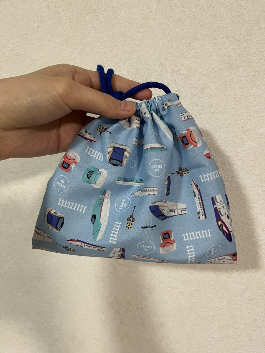 朝に運針をする奇習のある学校で育ち、並縫いレベルならあまり抵抗なく針を使えるため、電車が好きな甥っ子のために百均で見つけた新幹線のハギレで巾着を作ってあげたら、義姉に喜ばれた。運針ありがとう。