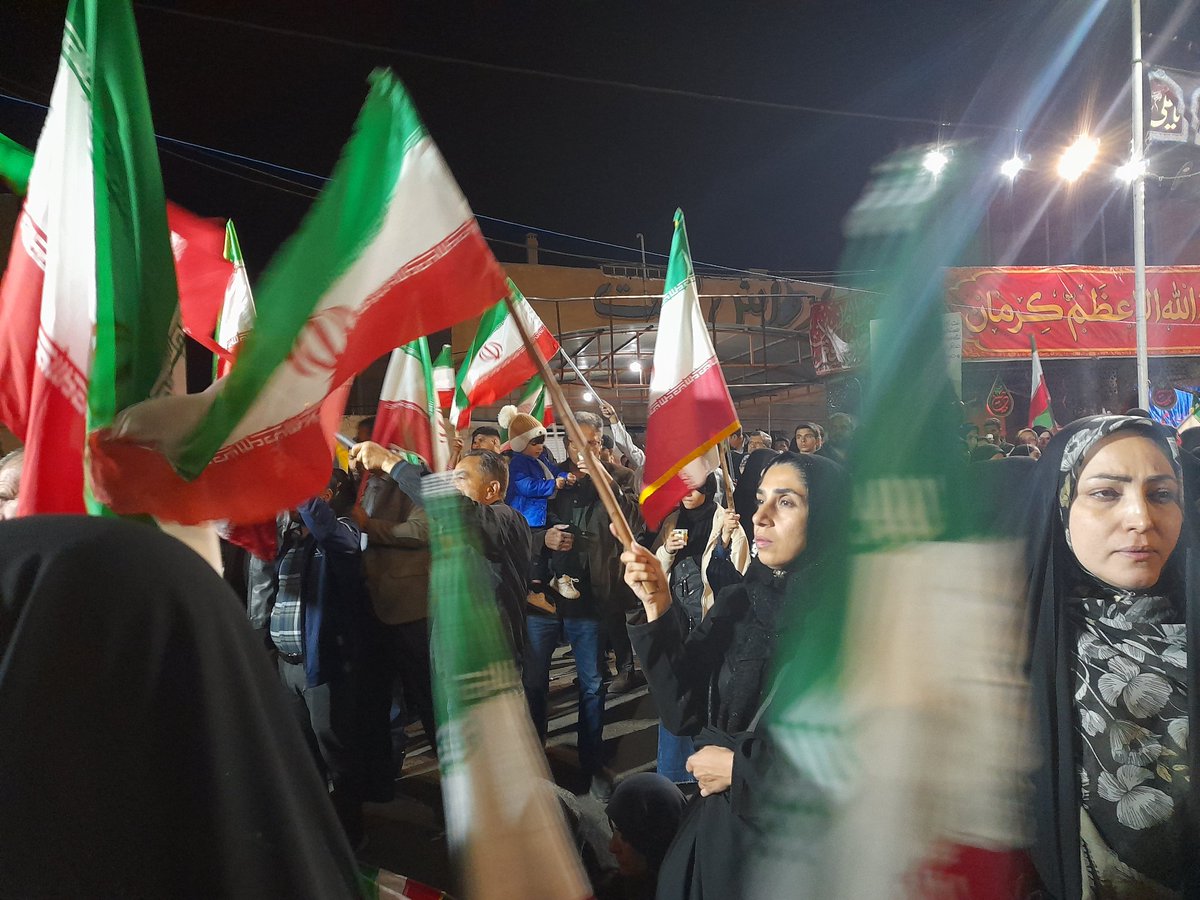 شور مردم مثل آتشفشان احساس فوران کرده بود 🔥

هر چهره، پر از نور و ایمان…

این حضور، فراتر از یک تجمع بود!

#لبیک_یا_خامنه_ای