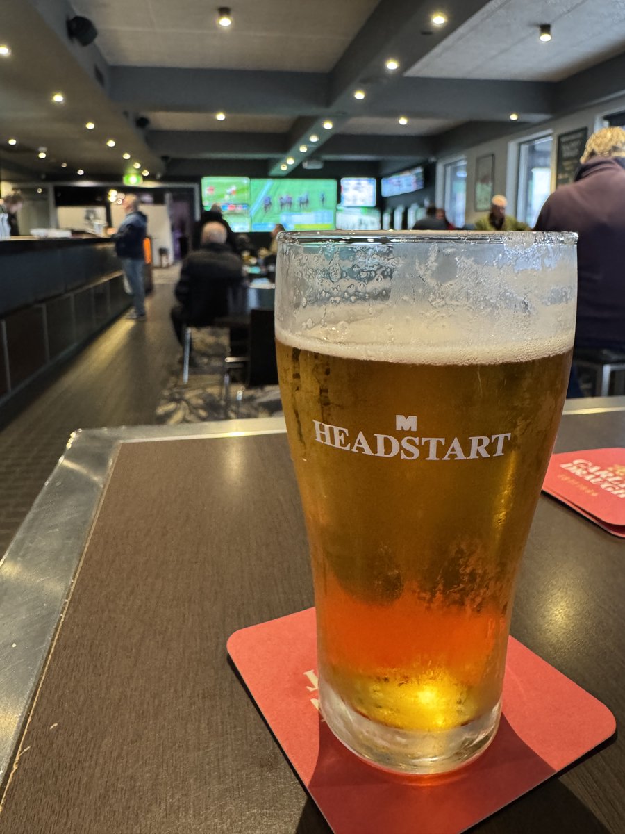 bkhawks70's tweet image. Nice day for a punt. 🐎 #BeerMe