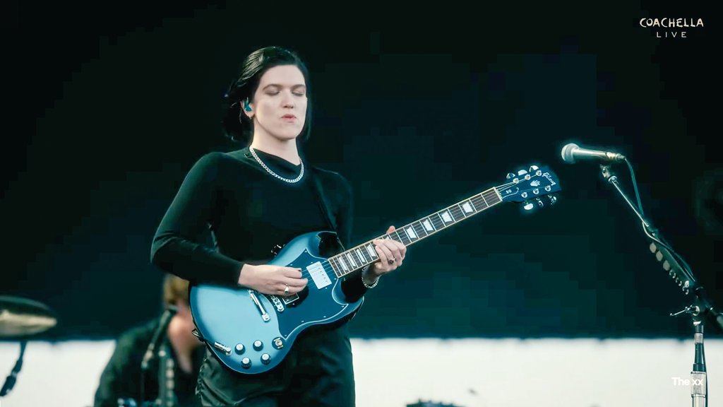 TAQLOUD's tweet photo. The xx めっちゃ良かった。ロミーの黒髪が風に揺れる度、オリヴァーが虚ろな目で揺れながらギターを奏でる度。同じ時間を生きていることがなんて幸福な事なのかと心から思った。

 #Coachella2026 https://t.co/jCtdOHKBSW
