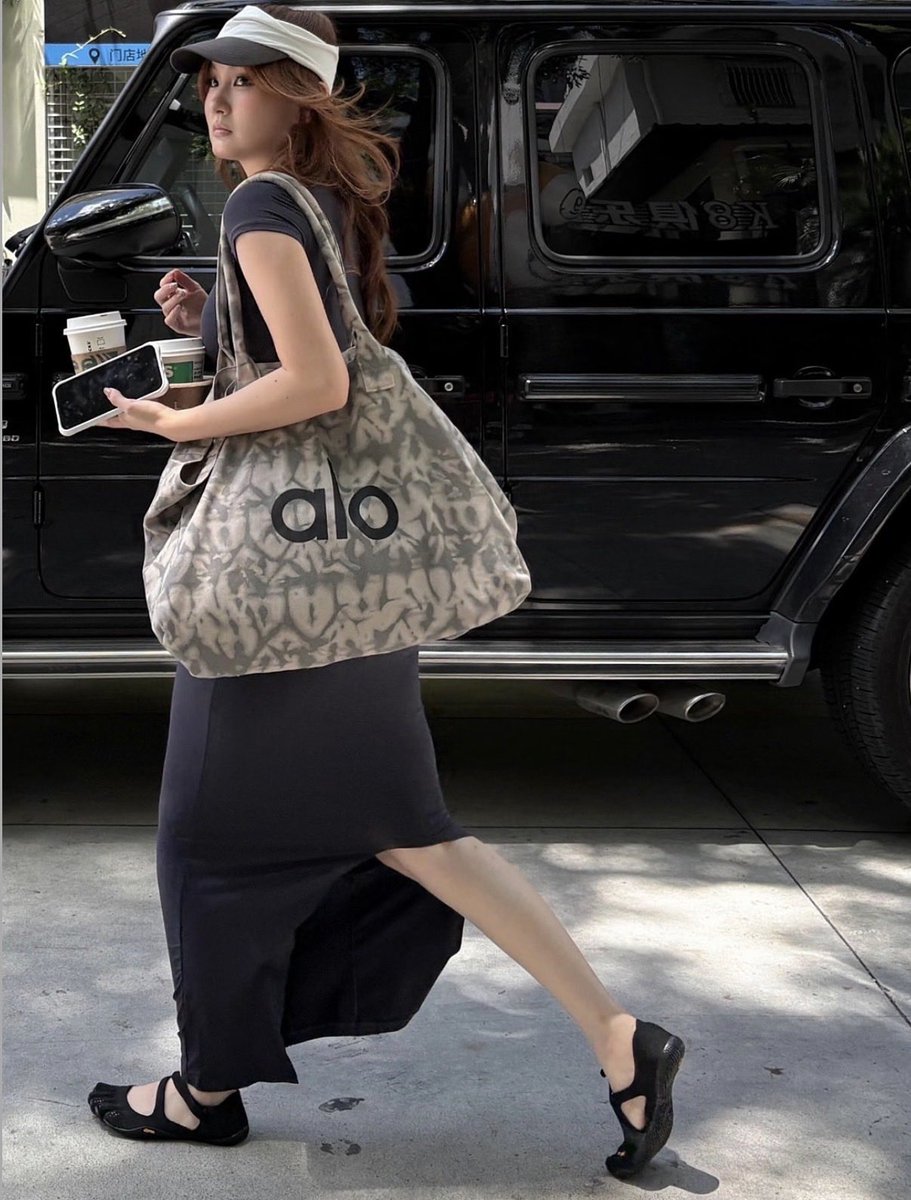 9August_'s tweet photo. ₊˚ 🖤 alo yoga tote bag   ‧₊˚🤎

🧸วันที่สั่งซื้อ : 11 Apr 2026

✮⋆˙ รอสินค้าถึงไทยประมาณ  7-10 วัน หลังจากเว็บส่ง อัพเดตเพิ่มเติม+เก็บมัดจำที่เหลือตอนของถึงไทย ꒱₊˚⊹

#9augupdate_cn https://t.co/eRMlGiJ96s