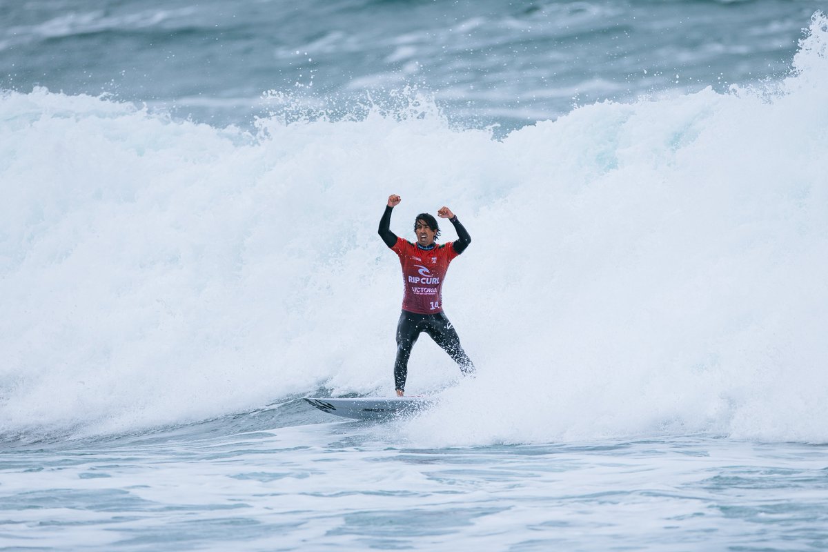 otd_oficial's tweet photo. O SINO É NOSSO! 🇧🇷🔔🏆
Miguel Pupo é o campeão em Bells Beach! Em uma final histórica contra Yago Dora, Miguel venceu por 15.60 a 13.90 e conquistou seu segundo título na carreira na WSL. 🌊🔥
📸: WSL
#WSL #BellsBeach https://t.co/D7VmZVNyHJ