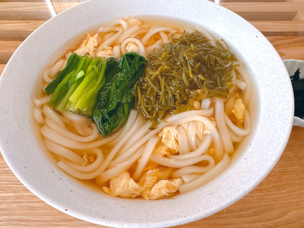okara_co's tweet photo. こんな暑い日に温かいめかぶうどんです🫠
#おうちごはん　#おうちご飯
#お昼ごはん　#うどん https://t.co/jwCmgqkiOL