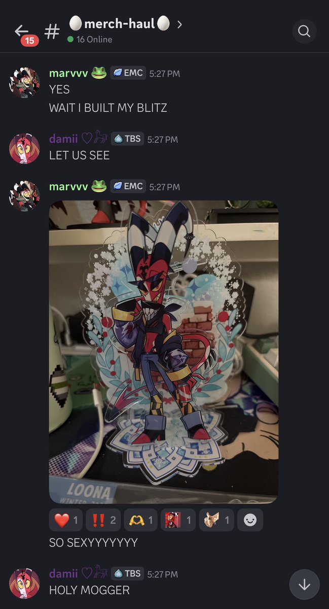 marviibear's tweet image. No bc I literally had my Blitz standee for 20 seconds and the platform split in half and this happened as I was live unboxing in the gc