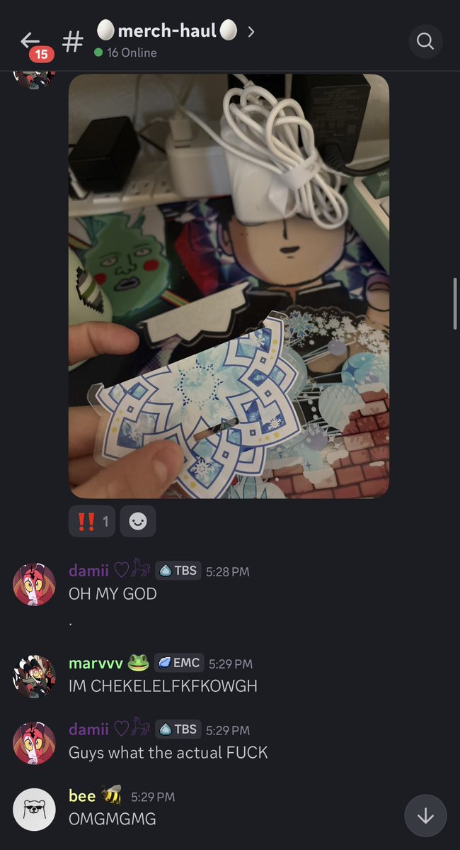 marviibear's tweet image. No bc I literally had my Blitz standee for 20 seconds and the platform split in half and this happened as I was live unboxing in the gc