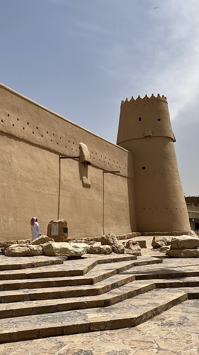Toguclubksu's tweet photo. أقام نادي الإرشاد السياحي رحلة إلى قصر المصمك، بهدف التعرف على تاريخه ودوره في توثيق إرث المملكة وتعزيز الوعي بالهوية الوطنية.

#جامعة_الملك_سعود 
#ادارة_الاندية_الطلابيه 
#عمادة_شؤون_الطلاب 
#وكالة_الانشطة_الطلابية https://t.co/3d8w0g5QZi
