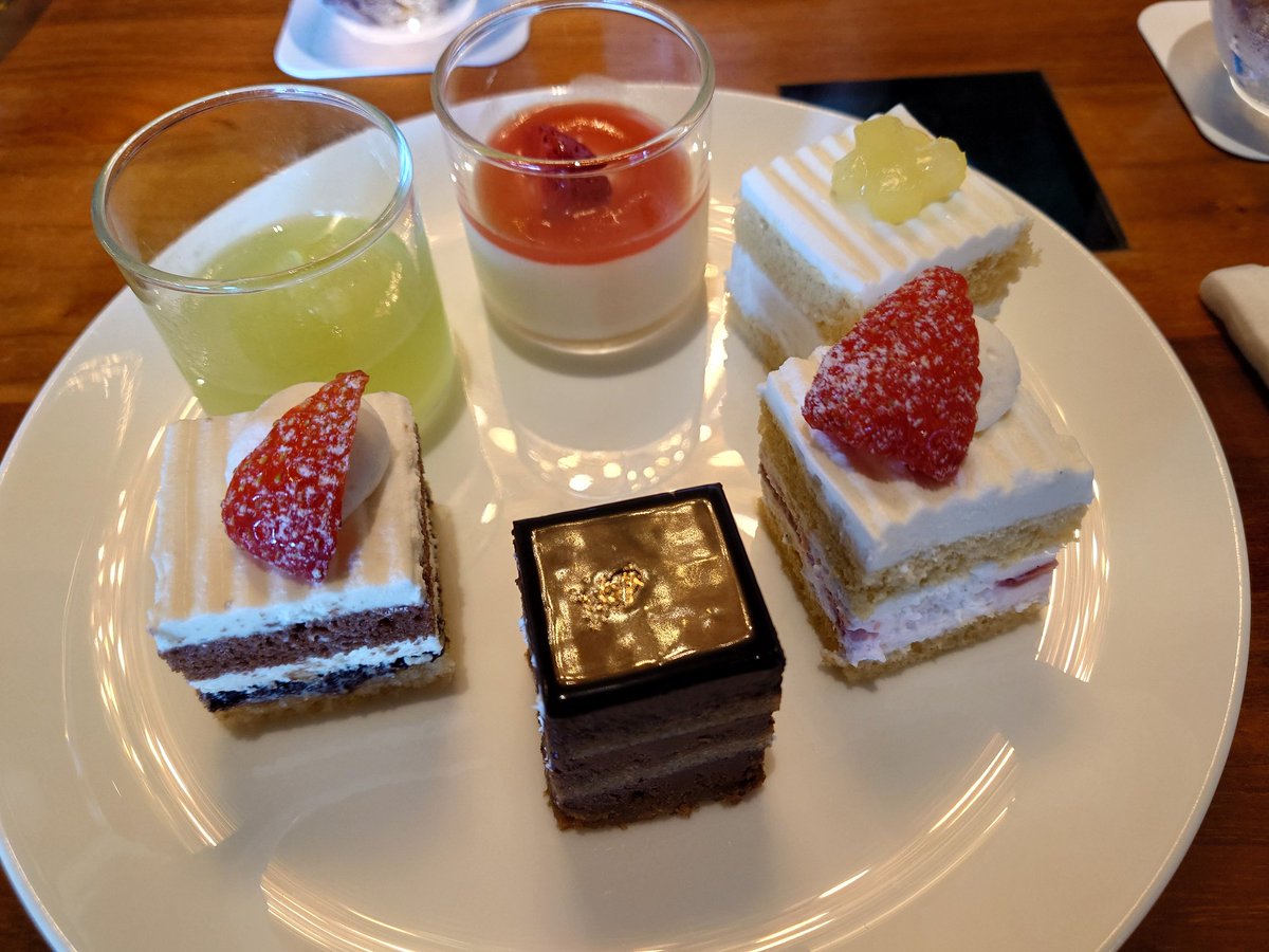ozyoh's tweet photo. ケーキを食べるの！ https://t.co/1D5or46hWE