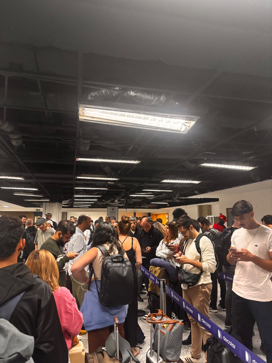 reyrodrigues's tweet photo. .@LATAM_BRA 2 horas na fila para remarcar voo e hotel porque o seu voo de Florianópolis atrasou 50 minutos. Nenhum canal alternativo, nem número de telefone nem chat do WhatsApp. https://t.co/IHAFlapWXj