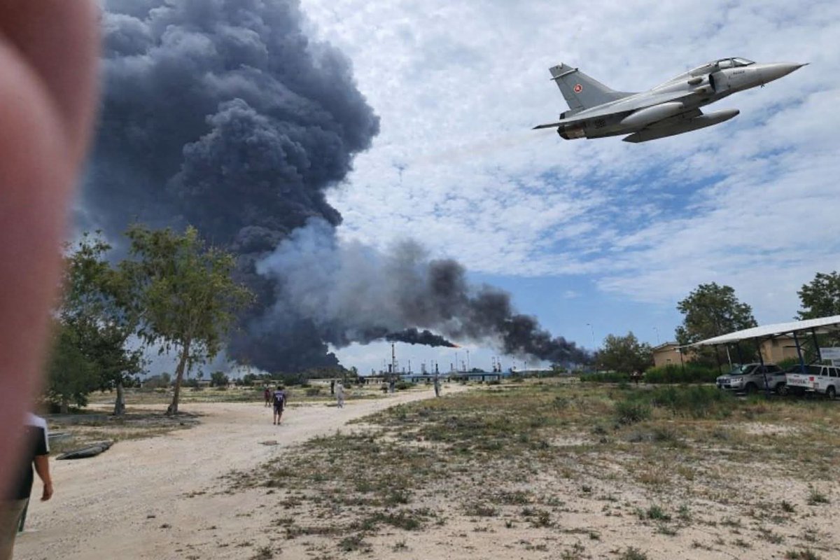 अरब देश न घर के रहे न घाट के

ईरान के खिलाफ युद्ध में अरब के देशों ने अमेरिका का पूरा साथ दिया। उन्हें अपनी सेना उतारने, डिफेंस रडार लगाने, बेस बनाने के लिए जमीन दी। अपना एयरस्पेस यूज करने को दिया। अपने इंटरसेप्टर जेट्स लड़ाई में लगाए। ईरान में स्कूलों में बच्चे मारे गए और अरब