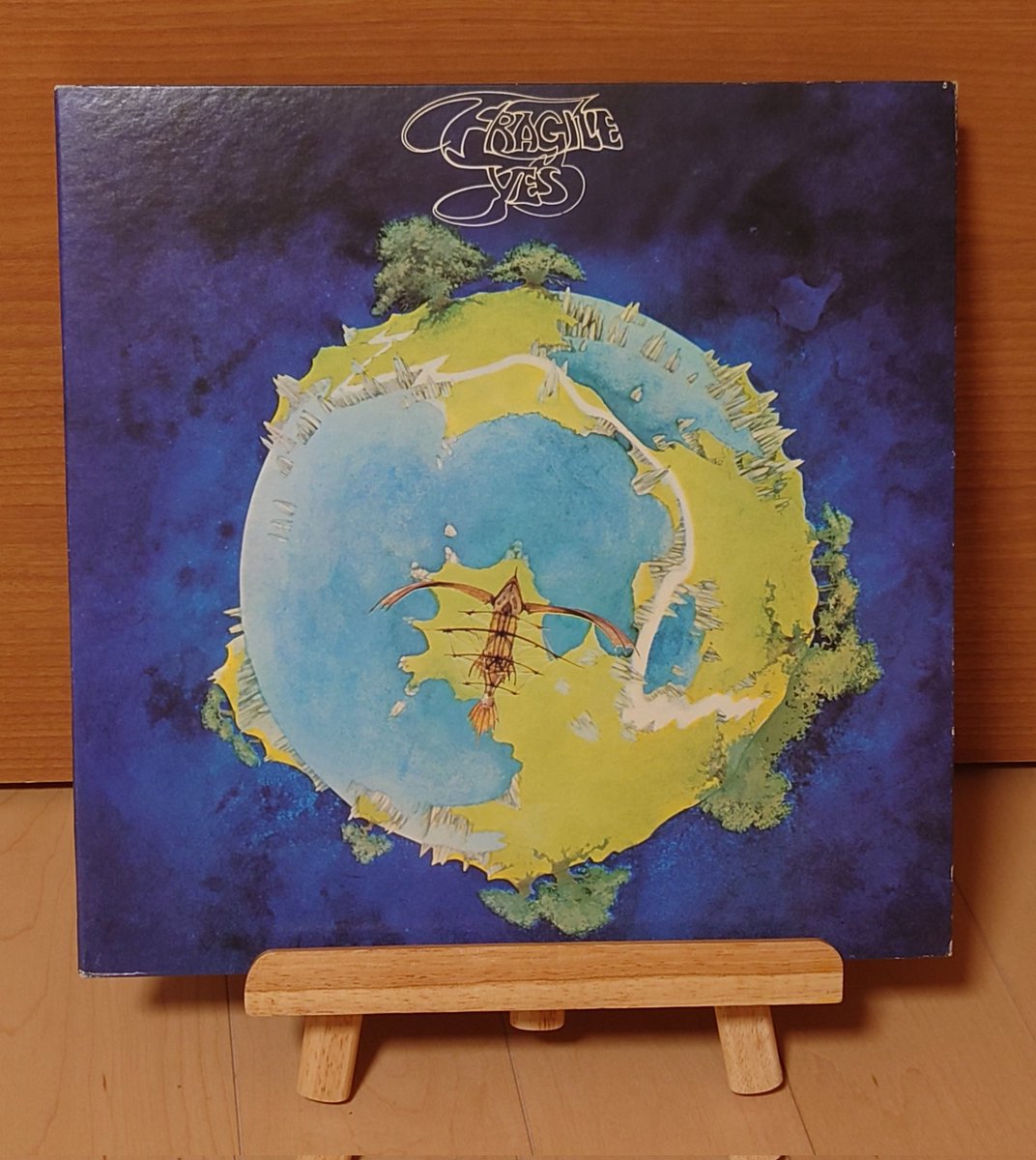 69_n_Rollman's tweet image. 【#きょうの１枚 603】
YES「FRAGILE」
YESの第一黄金期と言える4thアルバム
「ROUNDABOUT」のアコギからアップテンポなバンドサウンドへ移るイントロは何度聴いてもかっこいい
ロジャー・ディーンによる幻想的なアルバムジャケットも魅力のひとつ
#YES #プログレ #名盤