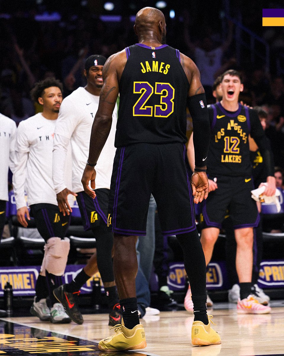 LakersLatam's tweet photo. El Rey de nuestras vidas al entretiempo:

22 puntos
2 rebotes
5 asistencias
1 robo
80% de campo (8/10)
100% en triples (2/2)
80% en libres (4/5)
0 pérdidas
0 faltas cometidas
+13

En la segunda noche de un back to back y a los 81 años 🐐 https://t.co/tUCqgdhT23
