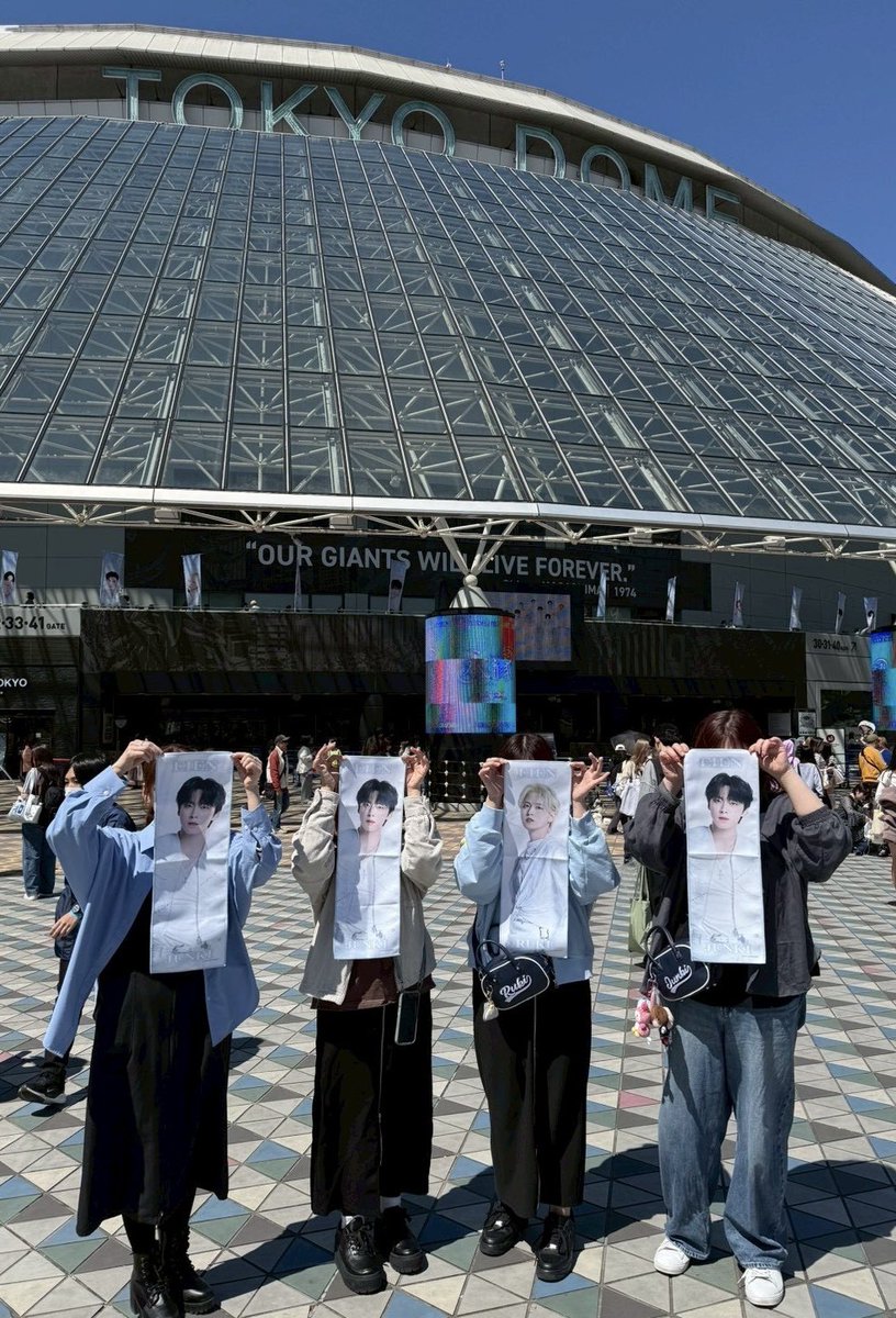 oriJunki's tweet image. スローガンタオルの使い方が分からず、写真撮ってみた🤭
一緒に写真とってくれて、ありがとう
🩵🩵🤍🩵

#JO1 #JAM #東京ドーム