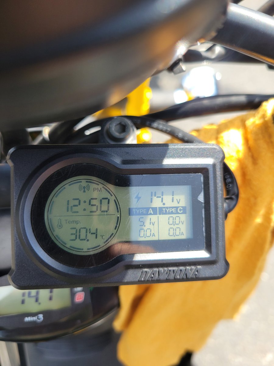 渋滞に並んでいたとはいえ温度計センサーはバイクの日陰の風通しの良いところに付けてるのに３０度越えたので春は終りました夏です。