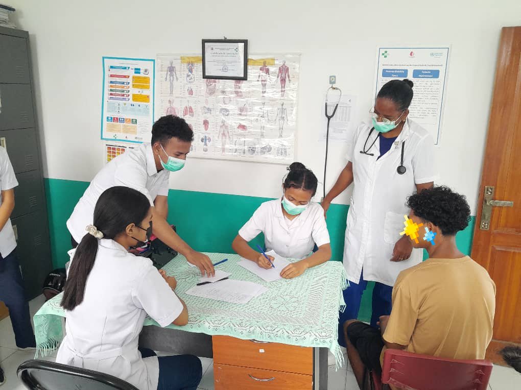 La Educación en el trabajo que lidera la Dra Noelis M Saez Esp MGI #APSDili de #BMCTL cumple con el objetivo de aprender haciendo, sirve de escenario la consulta medica donde estudiantes de medicina #ESM ponen en práctica los conocimientos teóricos 
#CubaCoopera