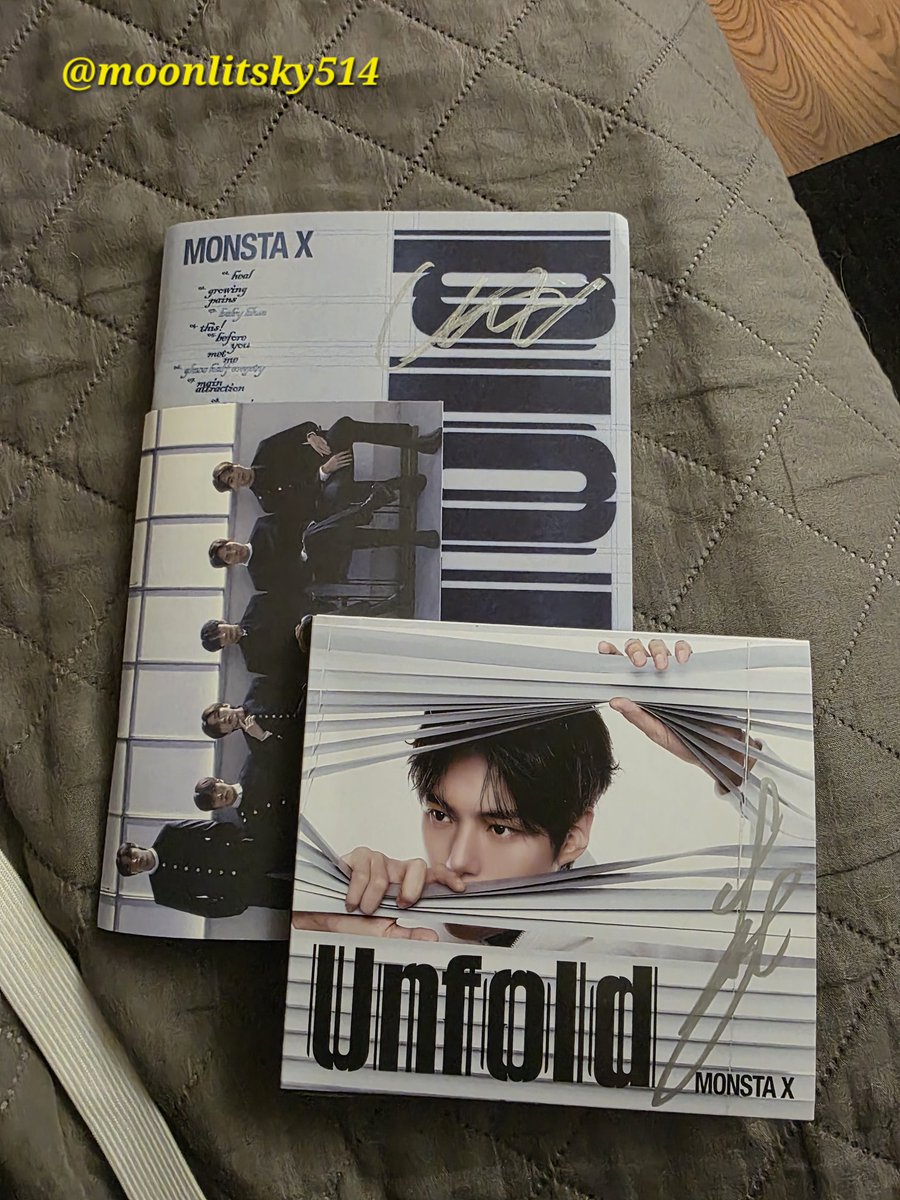 moonlitsky514's tweet photo. Looking to Trade Signed Monsta X Hello 82 Signed Albums. 

Have: Kihyun and Minhyuk. 
Want: Shownu. 

Trading photo cards too (see photos). Any for Shownu! US only. I'll also be at Hyungwon's Samsung Experience at Glendale tomorrow for any local Monbebes. #monstax https://t.co/OjeUyLiDmG