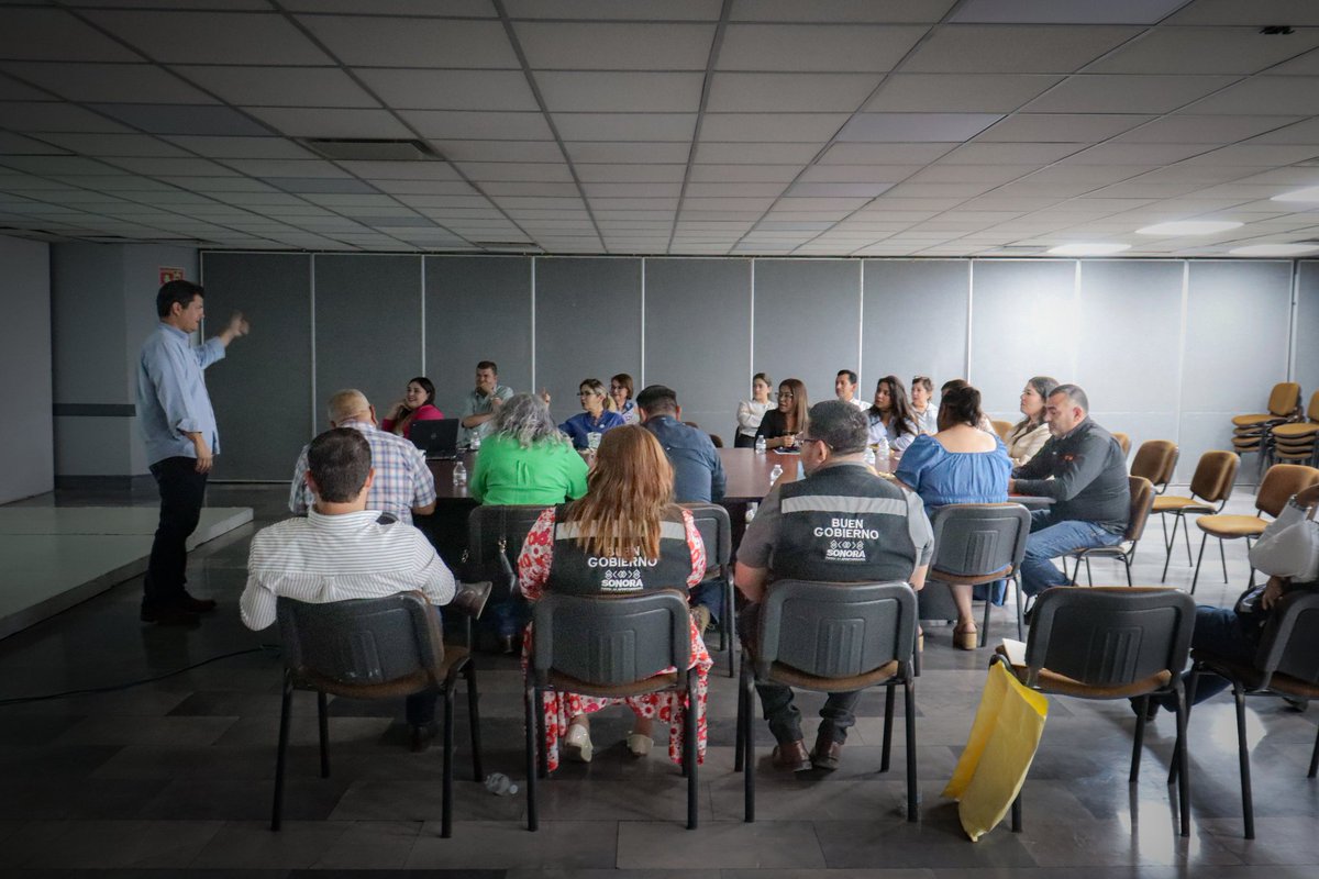 sonoracoves's tweet image. Desde #COVES y en coordinación con @buengobiernoson cerramos la semana capacitando a municipios sobre el programa de #vivienda y mejoramiento. 🏠

Trabajamos con transparencia y sin intermediarios, como lo impulsa el gobernador @AlfonsoDurazo.

#TierraDeOportunidades