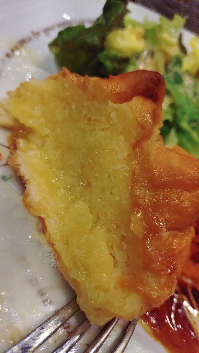 tohcovoice's tweet photo. オムライスは専門店だから美味しい🥚ちょうどいい塩加減のじゃがいもが丸ごと1個🥔(ディスプレイで見ると、えっ？てなる)、ふわふわパンのバター量はエグすぎてアニメ🧈、雰囲気もジブリで素敵🌳✨️ https://t.co/vhxLgh6h8D