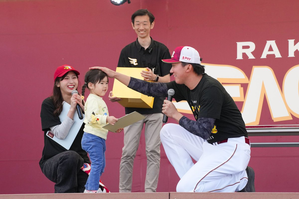 「選手登場！サプライズステージ」

今年シーズン初の選手サプライズステージは
#田中千晴 選手でした🎤

👨「みんなからはなんて呼ばれていますか？」
👧「今年の目標は？」
👦「どうやったらコントロールがよくなりますか？」

かわいい応援メッセージに大喜びの田中選手でした🤭