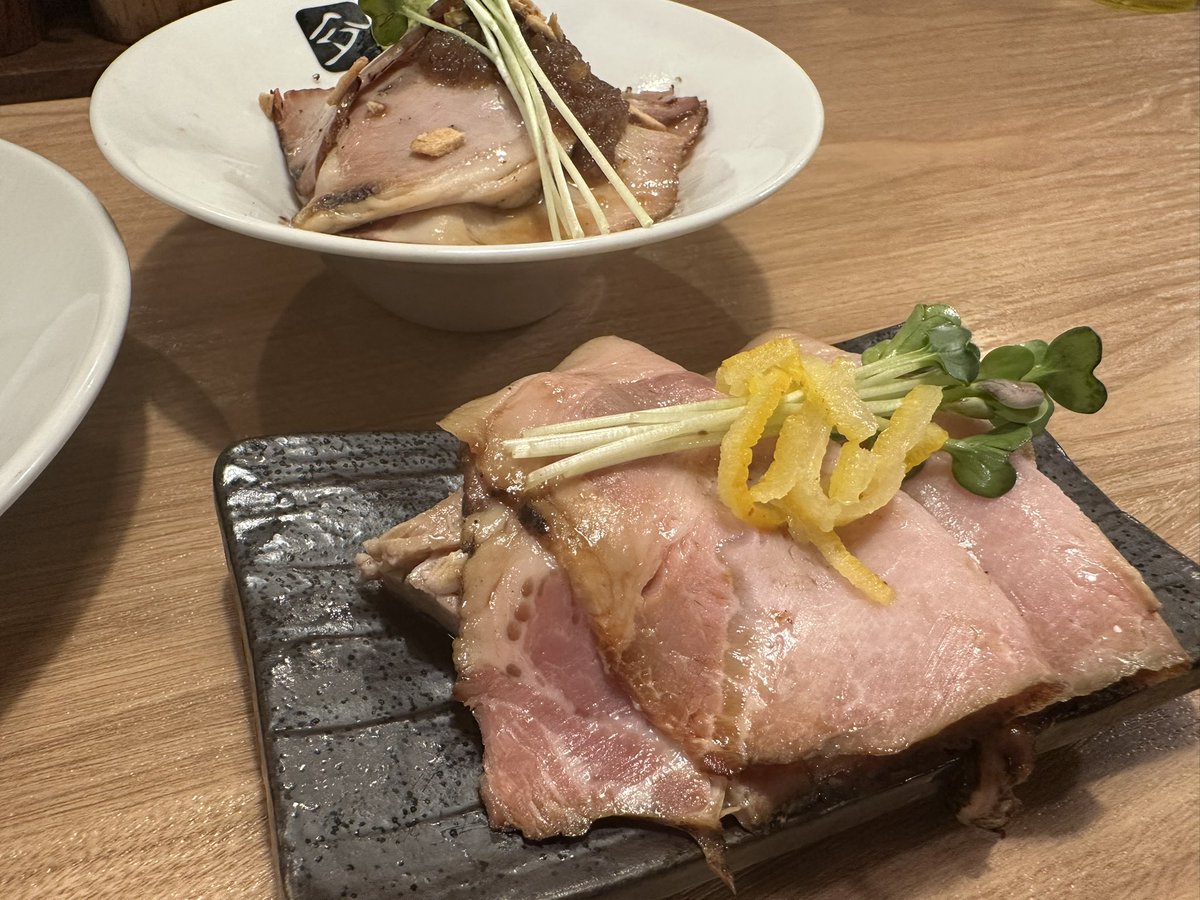cma_j's tweet photo. 中華そば 髙野@神奈川県横浜市
○特製鶏の中華そば
○味玉
○豚チャーシュー
○吊し焼チャー��ュー丼

土曜日ランチタイム！PP２番をゲット！かなりの並びー
オープン時で５０人以上いるな💡 https://t.co/Z72nWqaqHy