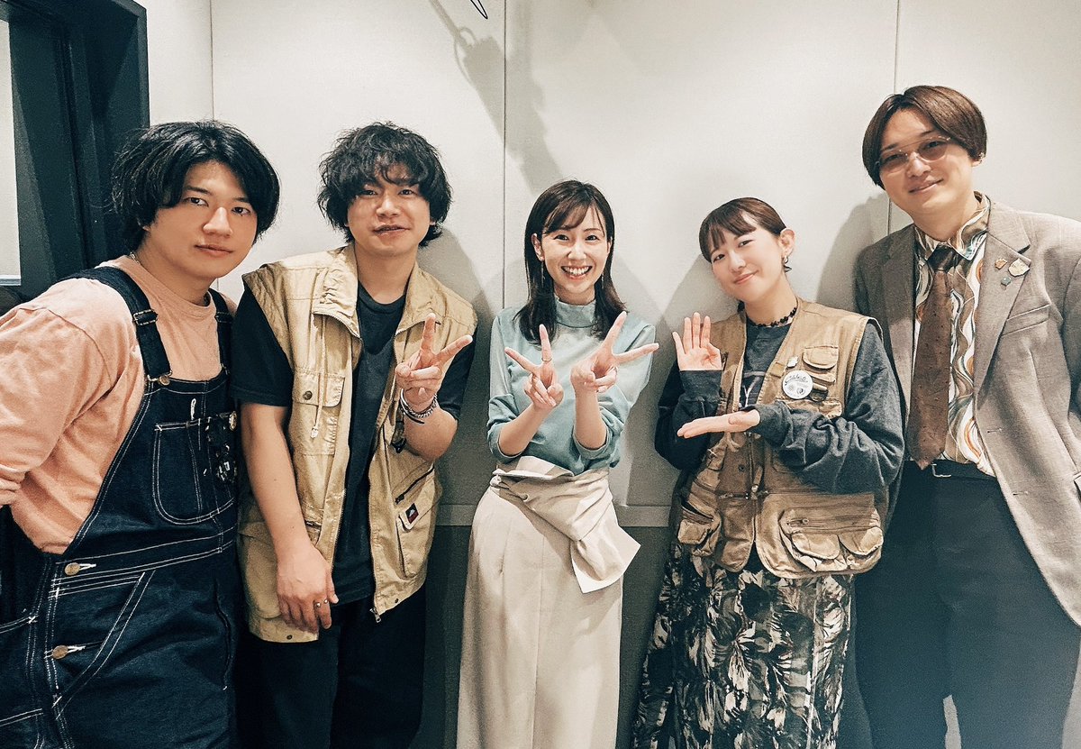 GOOD_BYE_APRIL's tweet photo. ⋱𝕋ℍ𝔸ℕ𝕂 𝕐𝕆𝕌⋰
📡FM岡山『#Ario_Happy_Saturday』
サテライトスタジオから公開生放送
メンバー4人で生出演!
淵本恭子さん、スタジオ前にお越しのみなさんありがとうございました🍑
radikoタイムフリー📻
https://t.co/8PIdFAq6YV
#HOWUNIQUE を聴く🎧
https://t.co/9xJ96WHE5Z
今夜は岡山ライブ!
当日券も若干数販売します🎫
まきちゃんぐ×GOOD BYE APRIL
「PEACH TIME」〜SWEET&FRESH HARMONY〜
🗓️4月11日(土)
📍岡山 #城下公会堂
🥁4人編成・少しミニマムなバンドセット
#アリハピ #FM岡山
