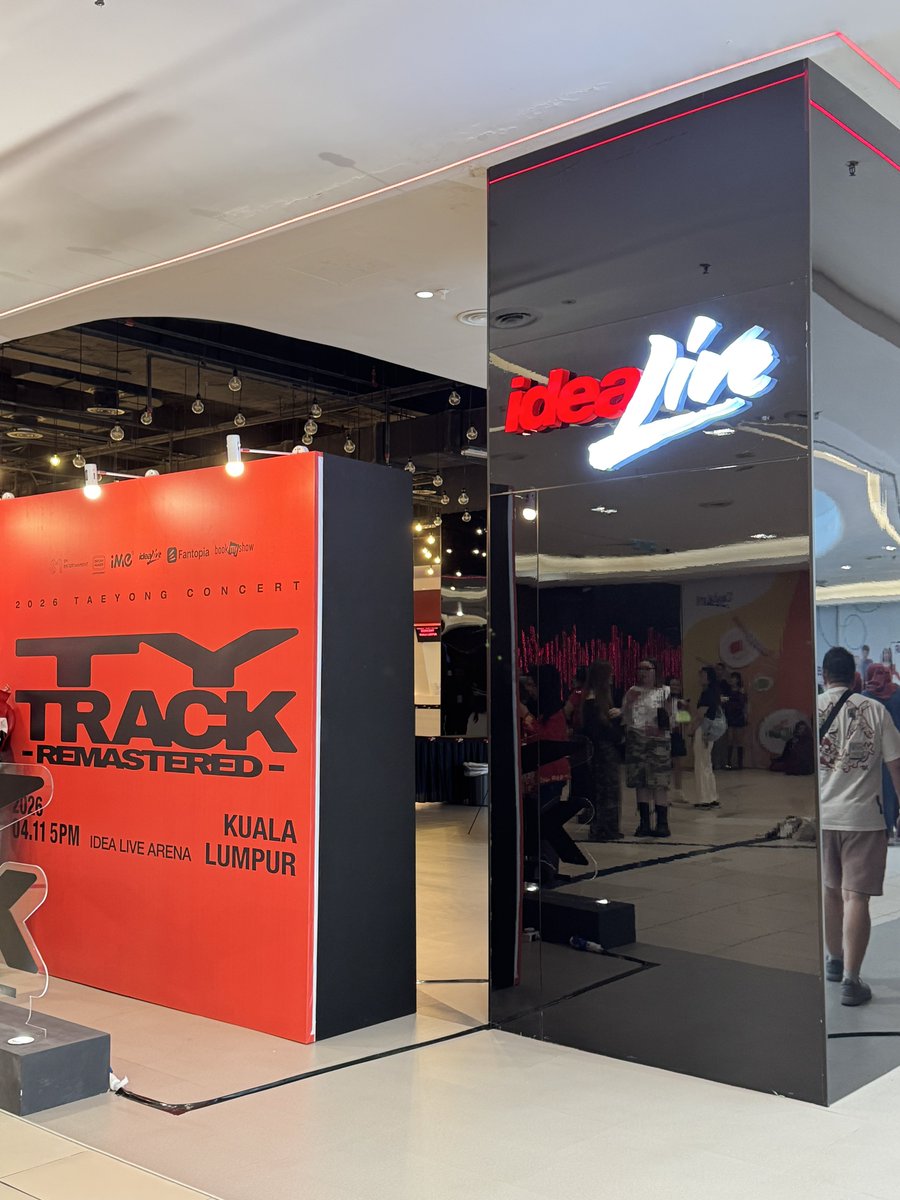 urichilism's tweet photo. will be giving out my freebies around the photo area after the concert ends! meet me here ❤️
(look for blue ikea bag)
#TYTRACKINKL #TYTRACK_REMASTERED
#TY_TRACK_REMASTEREDinKL https://t.co/iDC7rshDBt