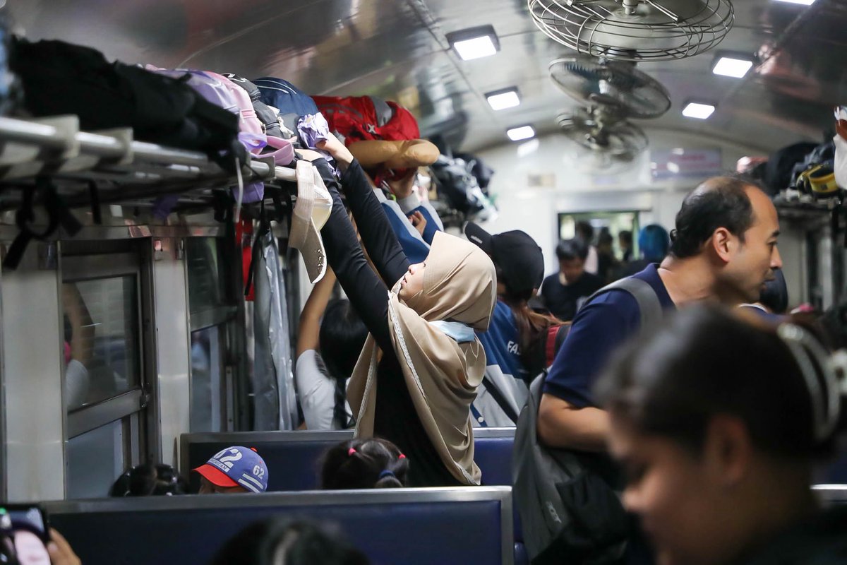 ThaiTrainGuide's tweet image. 🚆 SRT Songkran 2026 Statistics

Passenger traffic continues to build across the network as the Songkran holiday begins.

📊 Daily Statistics: 10 April 2026

• Total passengers: 91,101
• Inbound: 42,177
• Outbound: 48,924

🚉 Top Routes by Demand

• Southern Line: 32,293
•