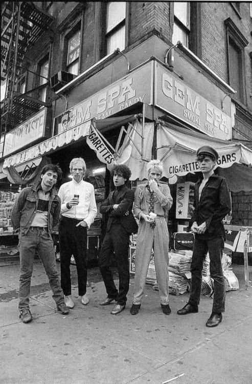 PunkRockStory's tweet image. 49 years ago
The New York Dolls for an East Village photoshoot April 1977

📸 Roberta Bayley 

Left to right - Johnny Thunders, Arthur “Killer” Kane, Sylvain Sylvain, Jerry Nolan and David Johansen

Rest in Punk Boyz 🖤💔

#punk #punkrock #protopunk #newyorkdolls #punkrockhistory