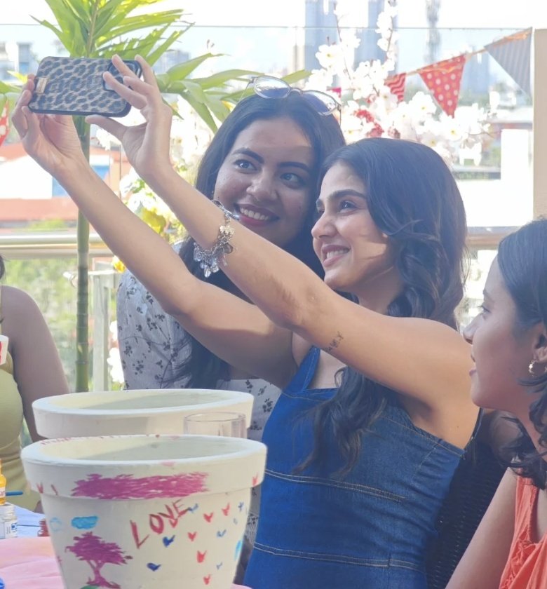 GetsCinema's tweet image. #AnaswaraRajan - SPENDING TIME WITH HER FRIENDS - Recently She Acted in #WithLove Film.