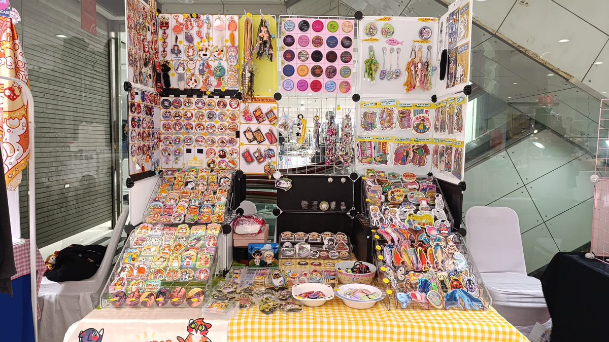 spesdelune's tweet image. mampir booth aQ ya guys di OMO Market &amp;amp; Nerdylicious hari inii 

yg paling baru ada Stiker Angkot Hearts2Hearts 😚