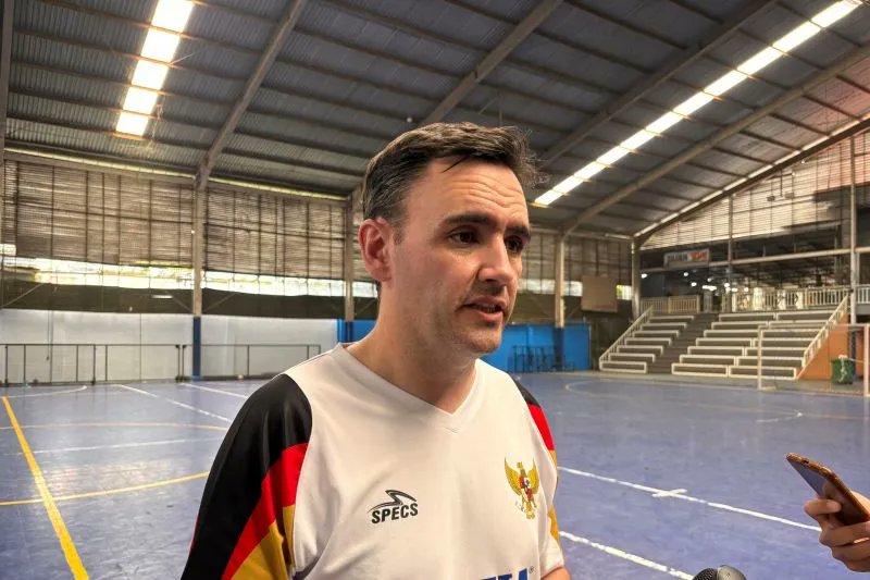 seniman_bola's tweet photo. Jangan terkecoh, FUTSAL yg maju baru TIMNAS-nya, tp ekosistemnya BELUM.

Klo menurut gue, ekosistem futsal di Indonesia masih KALAH JAUH sama SEPAKBOLA. 

Gue bkn mau ngarang2. Tp kritikan soal itu jg terlontar dari pelatih timnas Indonesia sendiri, Hector Souto.

Baik dari segi pembinaan, grassroot, fasilitas, kualitas wasit, pelatih, dan profesionalisme manajemen, masih banyak hal yg perlu dibenahi.

Prestasi timnas futsal skrg memang lg naik. Tp ya sama spt di timnas sepakbola, menurut gue faktor terbesarnya krn persiapan timnasnya aja yg lebih serius.

Dari cara seleksi pemain, TC, kualitas uji coba, dan penunjukan pelatih yg kliatan lebih dipikir dibanding era2 sblmnya yg cenderung ala kadarnya.

Andai keseriusan di timnas itu jg ditunjang sama ekosistem yg lebih baik lg dibanding skrg, gue rasa Indonesia bisa sejajar dg negara2 top futsal dunia.

Futsal Indonesia skrg lg naik daun. Bisa jd ke dpn bakal mulai muncul pengganggu2 spt yg terjadi di sepakbola. Ya sama2 taulah kaya gmn.

Semoga prestasi & ekosistem futsal dlm negeri bs terus berprogress ke arah yg positif ya 🇮🇩💪

Setuju? 👀

📷 Fajar/ANTARA