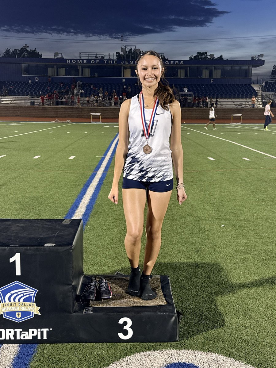 Nimitz_Track's tweet photo. Zaira Acosta earned the 3rd place medal in the 1600 with a massive PR!! Headed to Area!
#AnchorDown https://t.co/qJtMvYnyGO