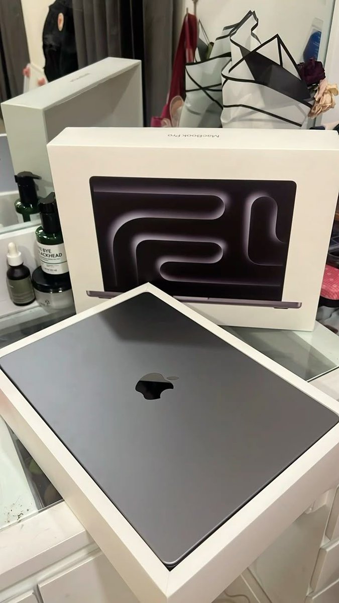 kaaaash____'s tweet image. Give me one solid reason, 

to choose a Mac Mini over a MacBook