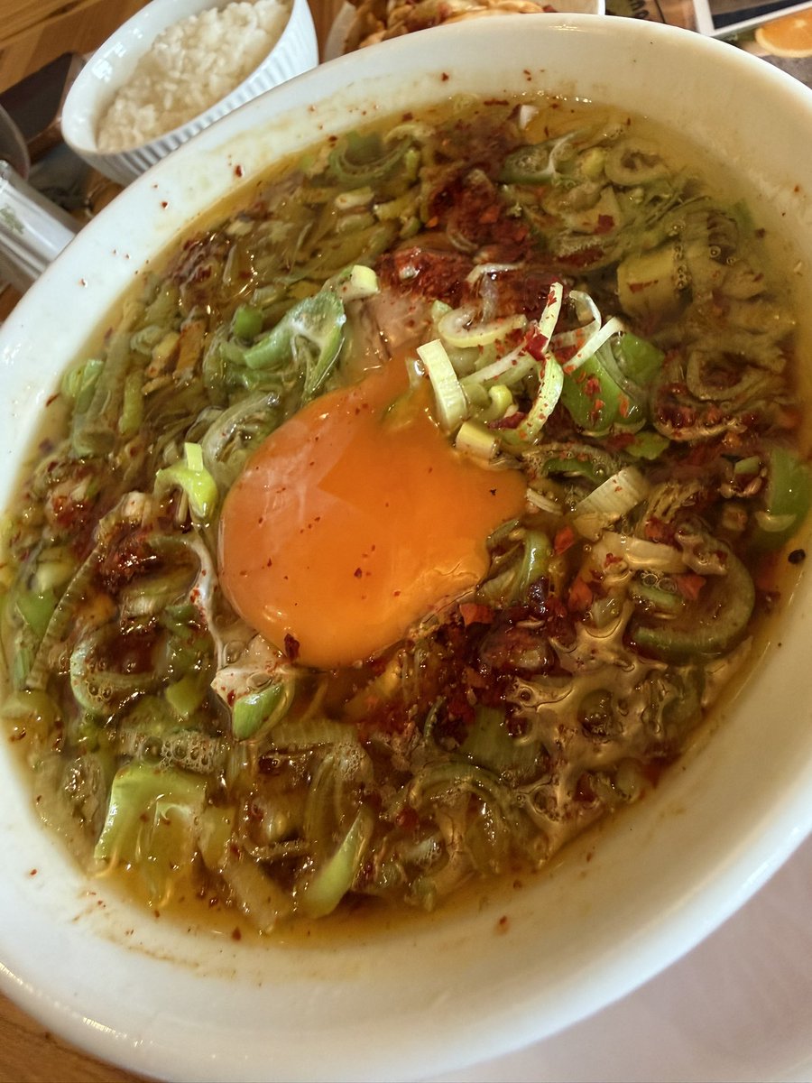 urasoefrances's tweet photo. ネギ玉醤油！！
んまぁーー！！！！
口内火傷ぉーーー！！！
٩( ᐛ )و

#SPICYKINGmotonari #SPICYKING #スパイシーキングモトナリ #嘉手納 #ネギ玉醤油ラーメン #ラーメン https://t.co/oc6NoOpoHB