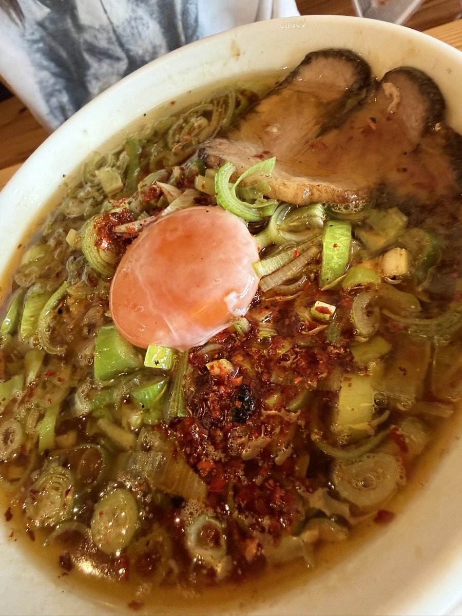 urasoefrances's tweet photo. ネギ玉醤油！！
んまぁーー！！！！
口内火傷ぉーーー！！！
٩( ᐛ )و

#SPICYKINGmotonari #SPICYKING #スパイシーキングモトナリ #嘉手納 #ネギ玉醤油ラーメン #ラーメン https://t.co/oc6NoOpoHB