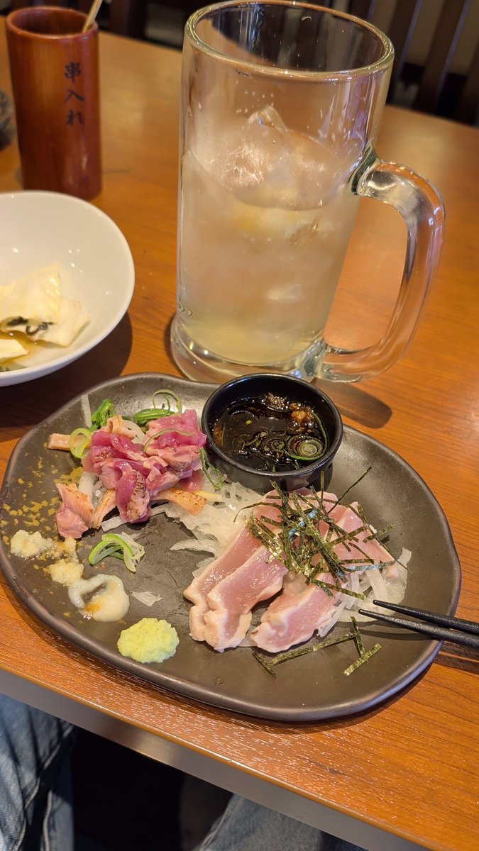 Bot36's tweet photo. 県外で鶏のたたきが食べれるなんて最高！

#三代目鳥メロ
#近鉄四日市駅前店
#鶏のたたき
#鶏刺し https://t.co/w9icO581V4