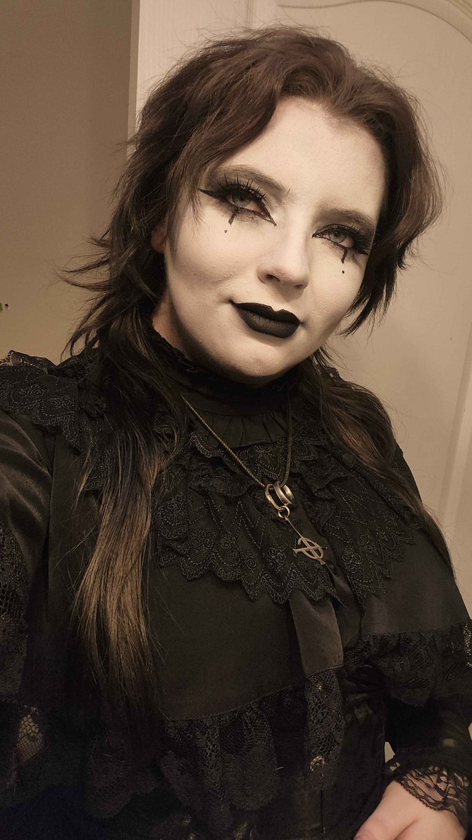 UnpaidVamp's tweet photo. tried simple trad goth

#goth #tradgoth #babybat https://t.co/aHQERzTWN3