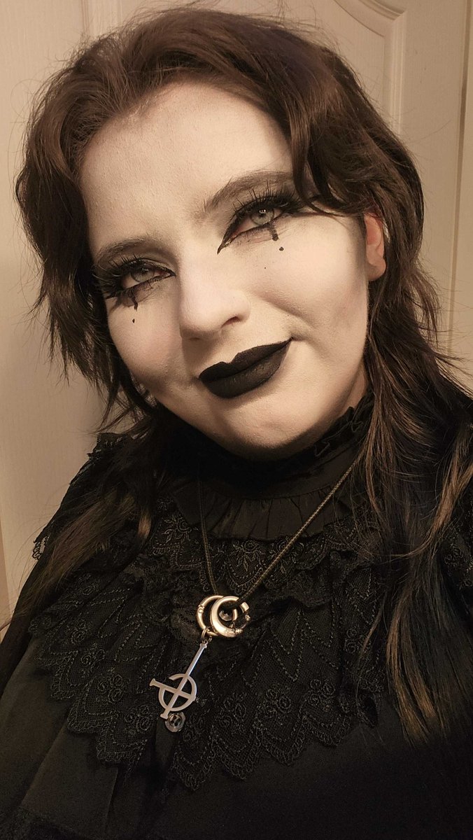 UnpaidVamp's tweet photo. tried simple trad goth

#goth #tradgoth #babybat https://t.co/aHQERzTWN3